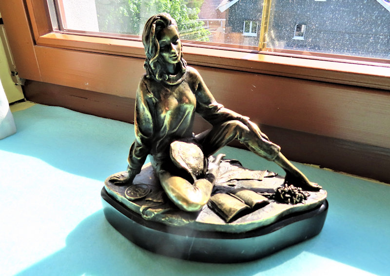 Bronze Figur - Frau mit Buch und Signatur - Höhe mit Sockel: ca. 18 cm