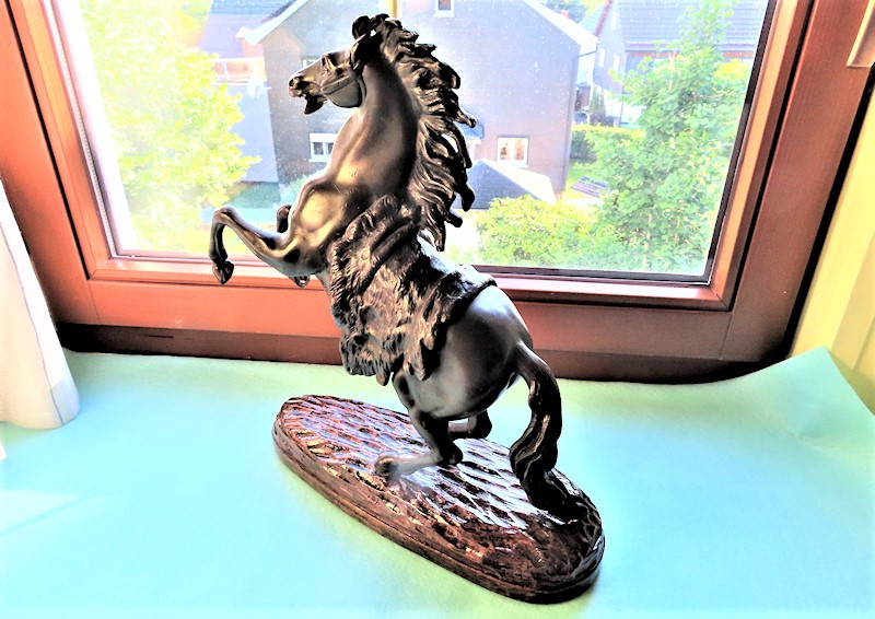 Bronze Figur - Aufbäumender Hengst mit Sattel - Höhe und Gewicht mit Sockel: ca. 39 cm und 5,6 kg
