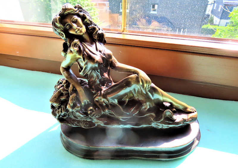 Bronze figure - Woman on lion and signature - Height with base: approx. 20 cm