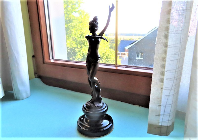 Bronze Figur - Tänzerin mit Schal - Höhe mit Sockel: ca. 29 cm