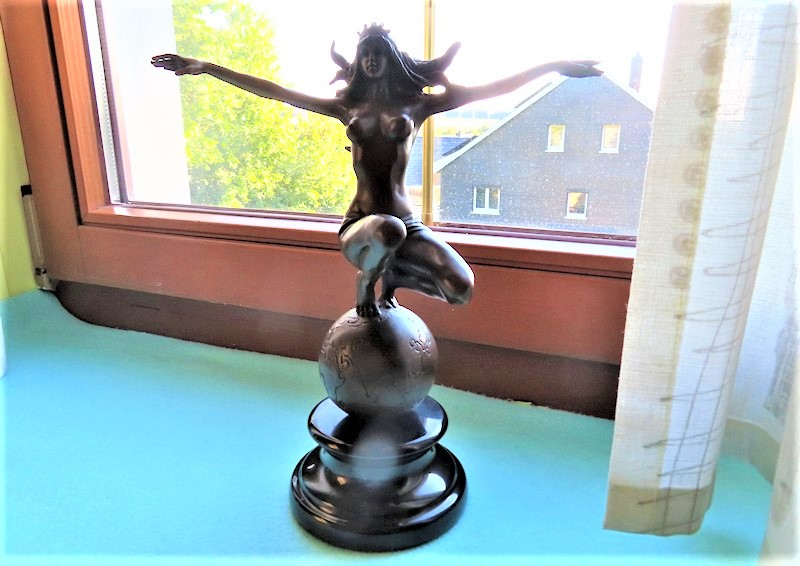 Bronze Figur - Frau auf Weltkugel und Signatur - Höhe und Gewicht mit Sockel: ca. 24,5 cm und 1,5 kg