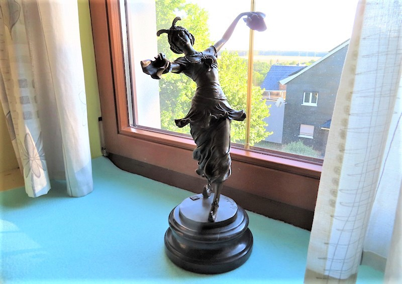 Bronze Figur - Tänzerin mit Tüchern und Signatur - Höhe mit Sockel: ca. 36,5 cm