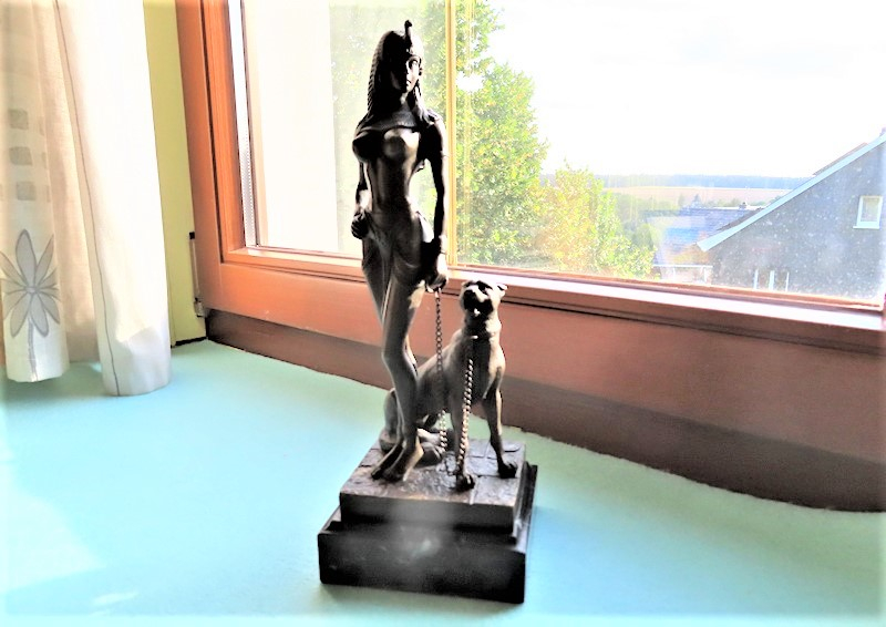 Bronze Figur - Kleopatra mit Panther und Signatur - Höhe und Gewicht mit Sockel: ca. 26 cm und 1,8 kg