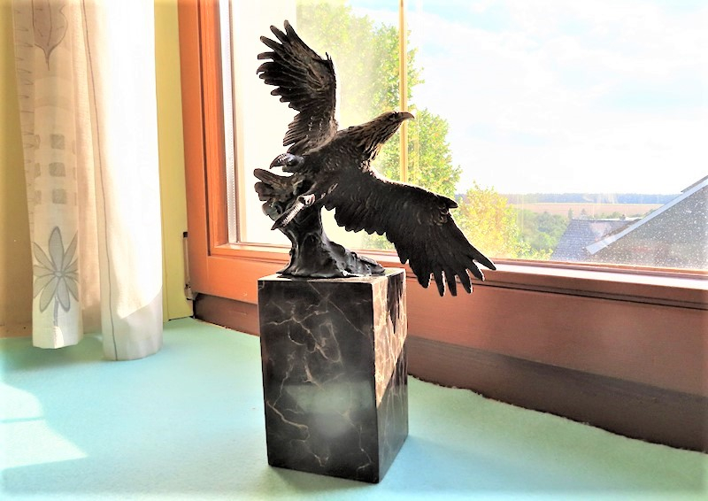 Bronze figure - Eagle with wings and signature - Height with base: approx. 26 cm