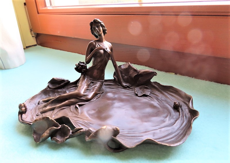 Bronze Figur - Frau mit Seerosen und Signatur - Breite x Höhe und Gewicht: ca. 22 cm x 11 cm und 1,4 kg