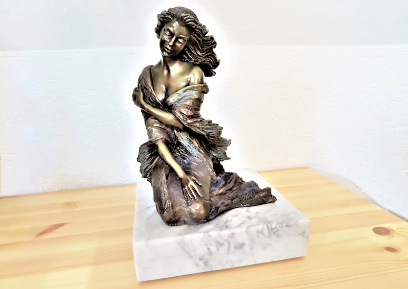 Bronze Figur - Mädchen im Wind - signiert - Höhe: ca. 25 cm + 5 cm Sockel aus Carrara Marmor - schwer