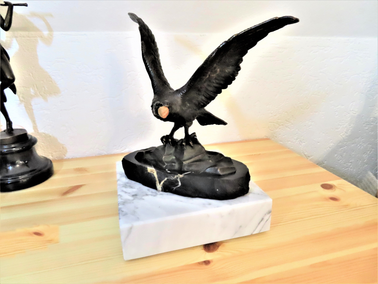 Bronze Figur - Auffliegender Adler - Höhe: ca. 25 cm + 5 cm Sockel aus Carrara Marmor - Schnabel aus Bein - alt