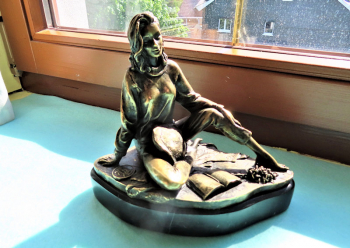 Bronze Figur - Frau mit Buch und Signatur - Hhe und Gewicht mit Sockel: ca. 18 cm und 2,2 kg