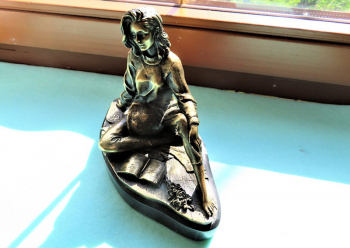 Bronze Figur - Frau mit Buch und Signatur - Hhe und Gewicht mit Sockel: ca. 18 cm und 2,2 kg