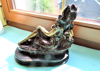 Bronze Figur - Frau auf Lwe und Signatur - Hhe und Gewicht mit Sockel: ca. 20 cm und 2,1 kg
