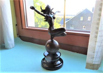 Bronze Figur - Frau auf Weltkugel und Signatur - Hhe und Gewicht mit Sockel: ca. 24,5 cm und 1,5 kg