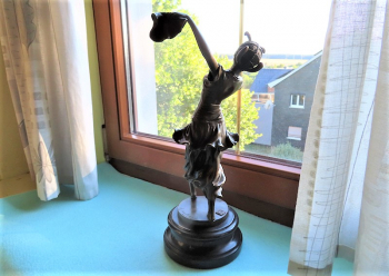 Bronze Figur - Tnzerin mit Tchern und Signatur - Hhe und Gewicht mit Sockel: ca. 36,5 cm und 3,8 kg