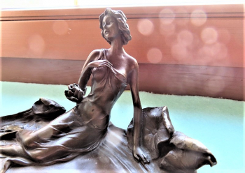 Bronze Figur - Frau mit Seerosen und Signatur - Breite x Hhe und Gewicht: ca. 22 cm x 11 cm und 1,4 kg
