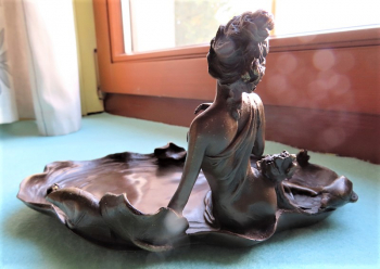 Bronze Figur - Frau mit Seerosen und Signatur - Breite x Hhe und Gewicht: ca. 22 cm x 11 cm und 1,4 kg