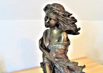 Bronze Figur - Mdchen im Wind - signiert - Hhe: ca. 25 cm + 5 cm Sockel aus Carrara Marmor - gesamt: 8,5 kg