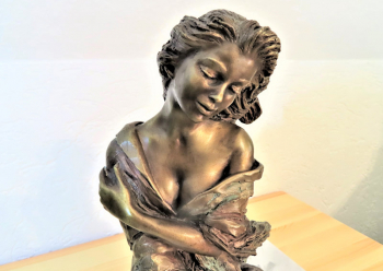 Bronze Figur - Mdchen im Wind - signiert - Hhe: ca. 25 cm + 5 cm Sockel aus Carrara Marmor - gesamt: 8,5 kg