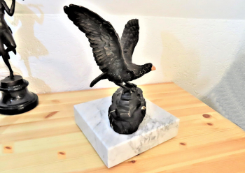 Bronze Figur - Auffliegender Adler - Hhe: ca. 25 cm + 5 cm Sockel aus Carrara Marmor - Schnabel aus Bein - alt - gesamt: 9,2 kg