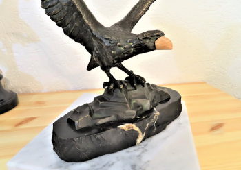 Bronze Figur - Auffliegender Adler - Hhe: ca. 25 cm + 5 cm Sockel aus Carrara Marmor - Schnabel aus Bein - alt - gesamt: 9,2 kg