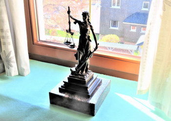 Bronze Figur - Justitia - signiert - Hhe: ca. 34,5 cm + 5 cm Sockel aus Himalaya Marmor - gesamt: 8,7 kg
