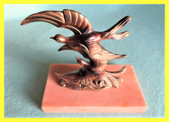 Bronze Figur - Fliegende Vgel - Hhe mit Sockel aus Rosa Stein: ca. 15 cm - alt