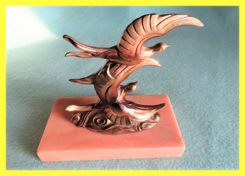 Bronze Figur - Fliegende Vgel - Hhe mit Sockel aus Rosa Stein: ca. 15 cm - alt